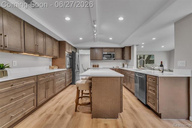 5310 Pond Bluff Drive, West Bloomfield, MI 48323