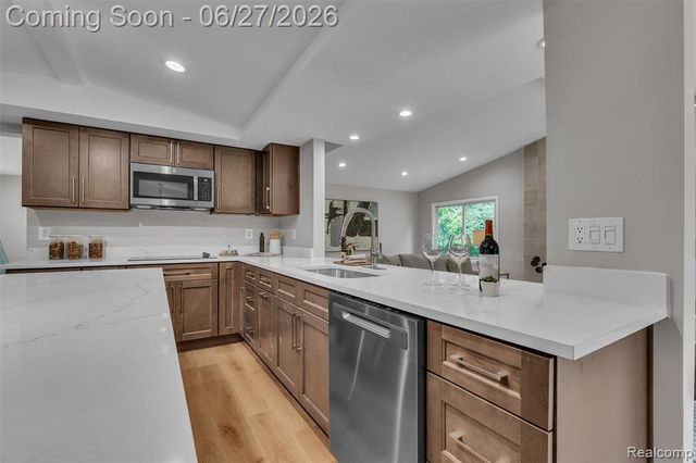 5310 Pond Bluff Drive, West Bloomfield, MI 48323