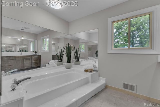 5310 Pond Bluff Drive, West Bloomfield, MI 48323