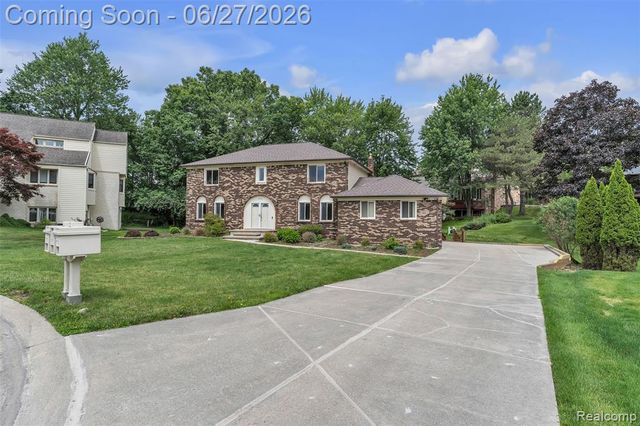 5310 Pond Bluff Drive, West Bloomfield, MI 48323