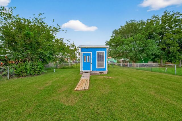 1116 6th St, San Leon, TX 77539