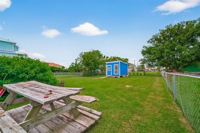 1116 6th St, San Leon, TX 77539