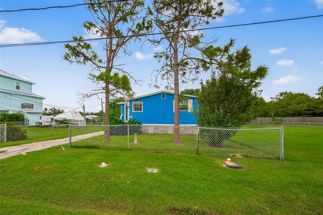 1116 6th St, San Leon, TX 77539