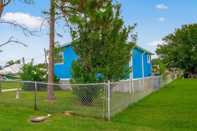 1116 6th St, San Leon, TX 77539