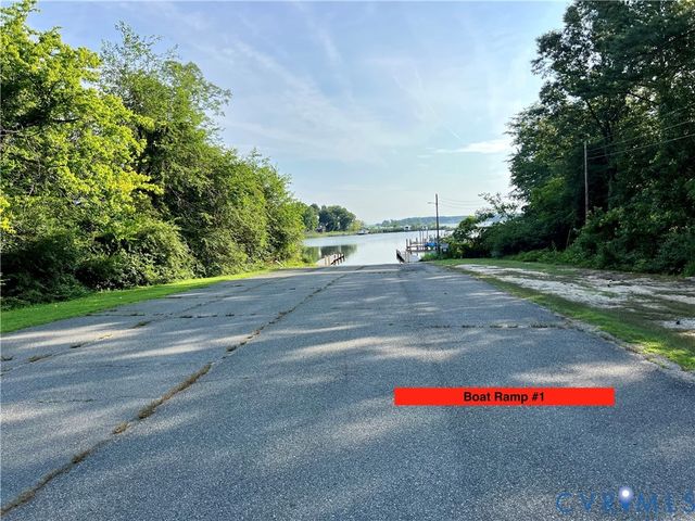 57 Otter Ln, Montross, VA 22520