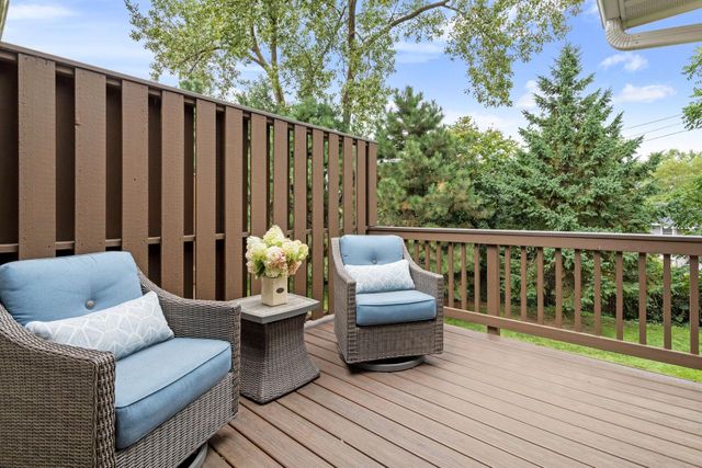 339 Summer Place E, Maplewood, MN 55117