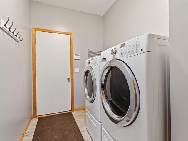 339 Summer Place E, Maplewood, MN 55117