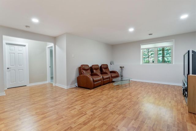 339 Summer Place E, Maplewood, MN 55117