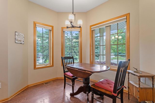 339 Summer Place E, Maplewood, MN 55117