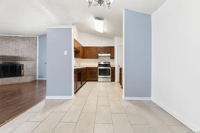 5718 Champions Hill Dr, San Antonio, TX 78233