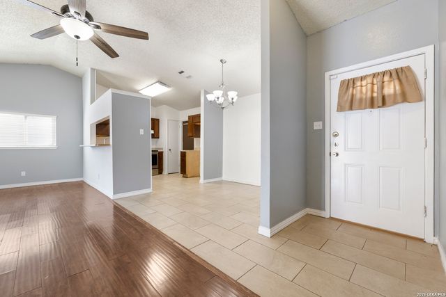 5718 Champions Hill Dr, San Antonio, TX 78233