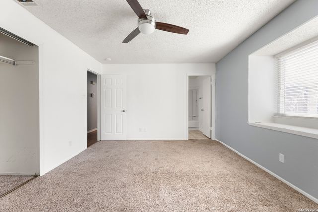 5718 Champions Hill Dr, San Antonio, TX 78233