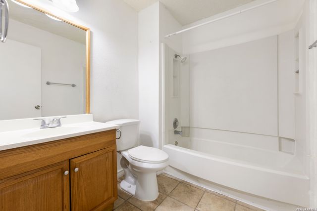 5718 Champions Hill Dr, San Antonio, TX 78233