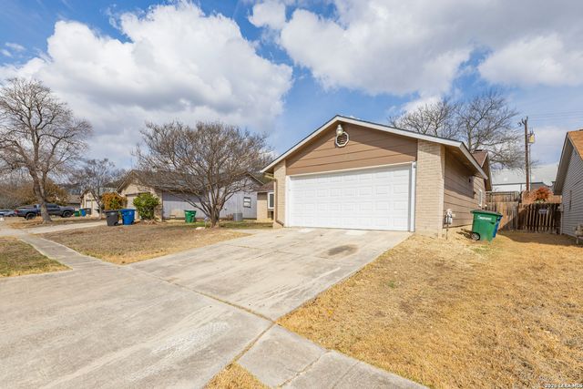 5718 Champions Hill Dr, San Antonio, TX 78233