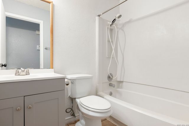 5718 Champions Hill Dr, San Antonio, TX 78233