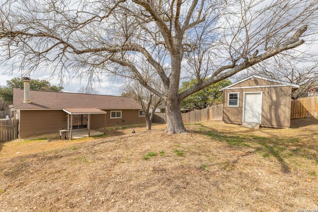 5718 Champions Hill Dr, San Antonio, TX 78233