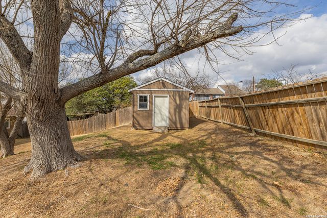 5718 Champions Hill Dr, San Antonio, TX 78233