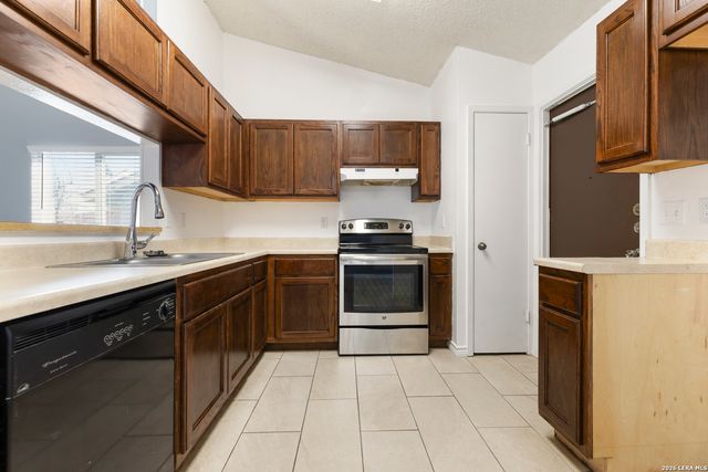 5718 Champions Hill Dr, San Antonio, TX 78233