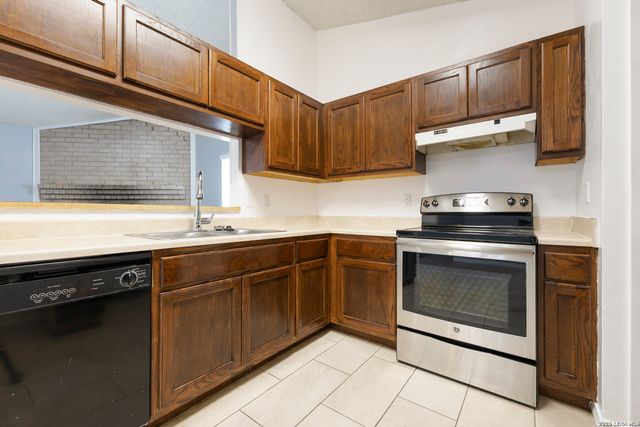 5718 Champions Hill Dr, San Antonio, TX 78233