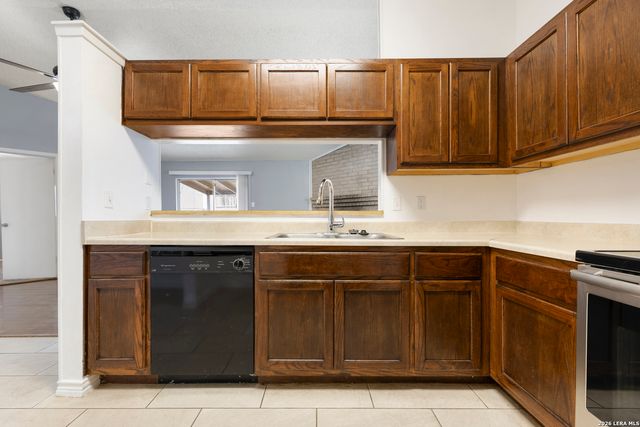 5718 Champions Hill Dr, San Antonio, TX 78233