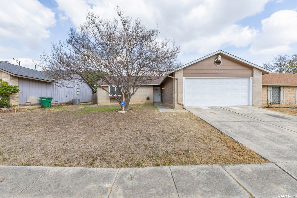 5718 Champions Hill Dr, San Antonio, TX 78233