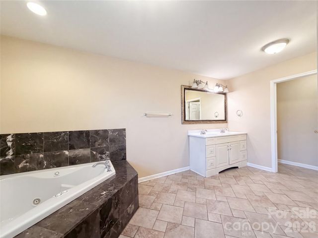 1580 W Cloaninger Avenue, Statesville, NC 28625