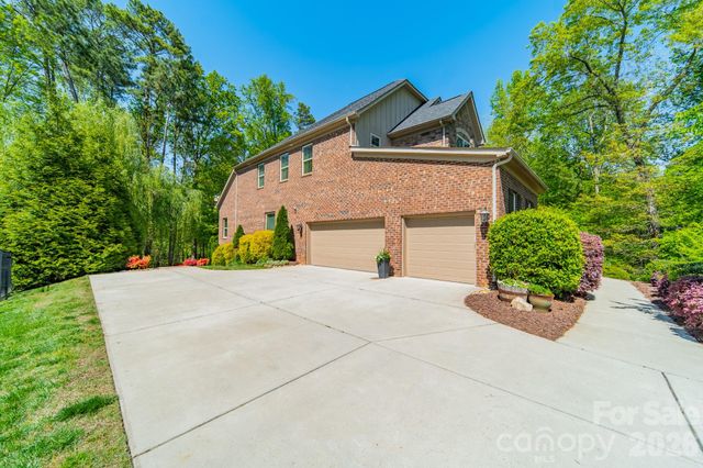 800 Hidden Pond Lane, Waxhaw, NC 28173