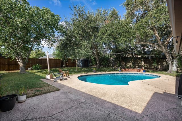 302 Cape Hatteras Dr, Corpus Christi, TX 78412