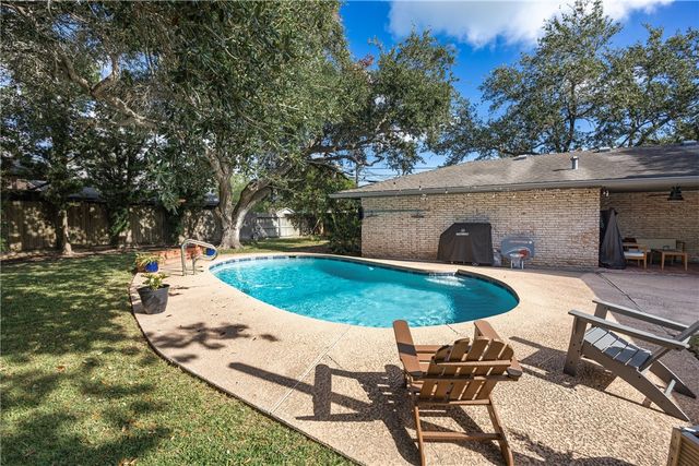 302 Cape Hatteras Dr, Corpus Christi, TX 78412