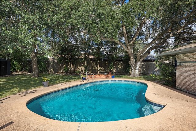 302 Cape Hatteras Dr, Corpus Christi, TX 78412