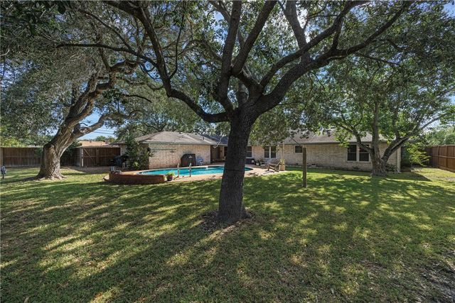 302 Cape Hatteras Dr, Corpus Christi, TX 78412