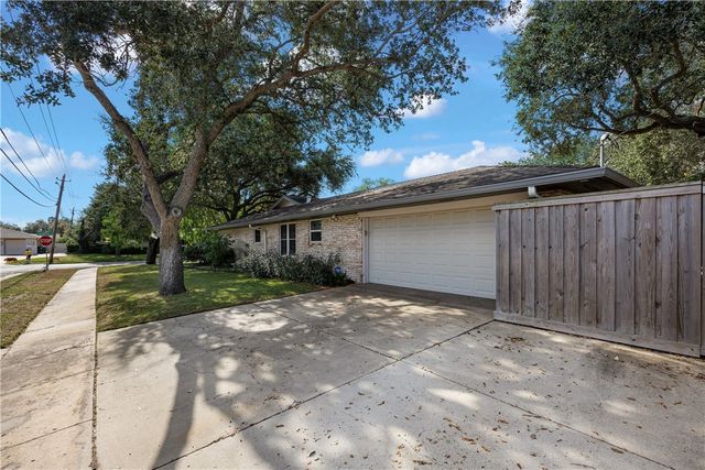 302 Cape Hatteras Dr, Corpus Christi, TX 78412