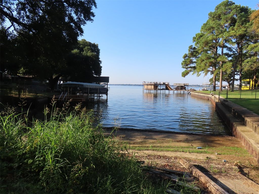 101 Lakewood Drive, Mabank, TX 75156