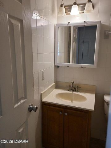102 S Peninsula Dr Apt 200, Daytona Beach, FL 32118