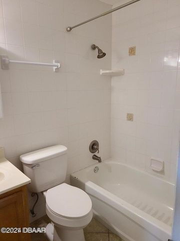 102 S Peninsula Dr Apt 200, Daytona Beach, FL 32118