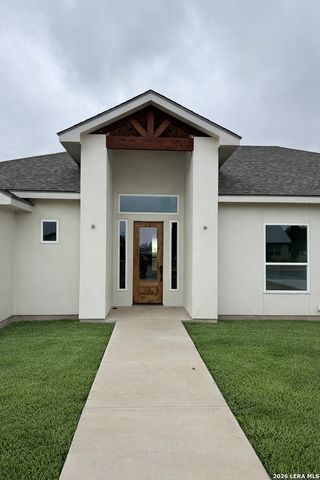 613 34th Street, Hondo, TX 78861