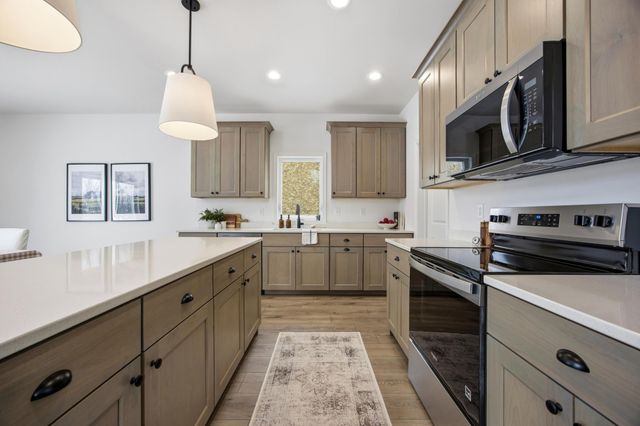 979 61st Avenue W, West Fargo, ND 58078