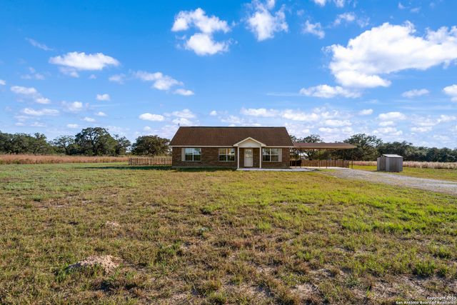 118 Stallion Trl, Natalia, TX 78059