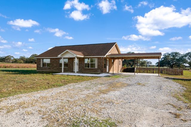 118 Stallion Trl, Natalia, TX 78059