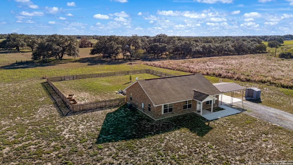 118 Stallion Trl, Natalia, TX 78059