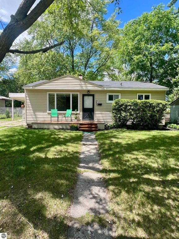 Image 1 of property listing at 412 Rockingham Avenue, Alma, MI 48801
