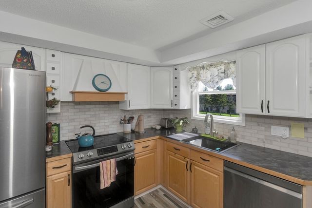 25 Ballard St, Easthampton, MA 01027