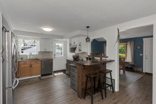 25 Ballard St, Easthampton, MA 01027