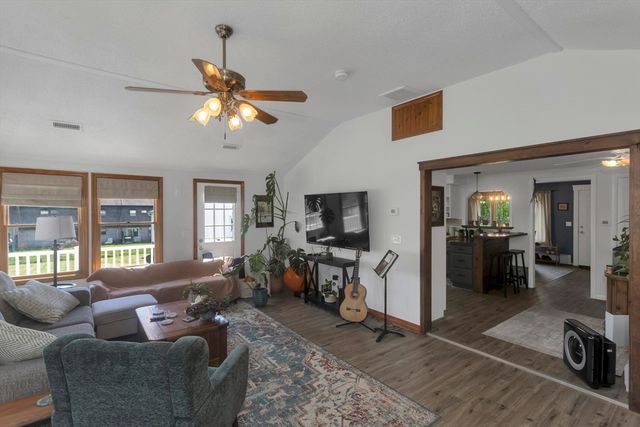 25 Ballard St, Easthampton, MA 01027