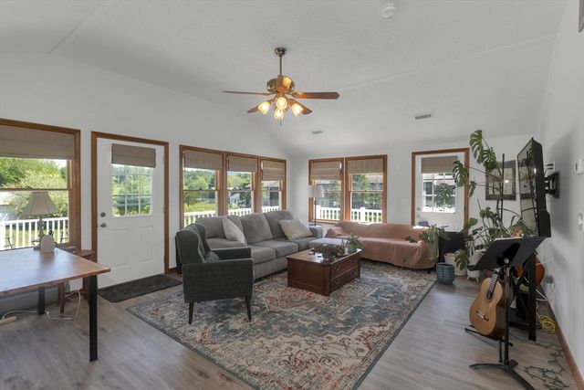 25 Ballard St, Easthampton, MA 01027