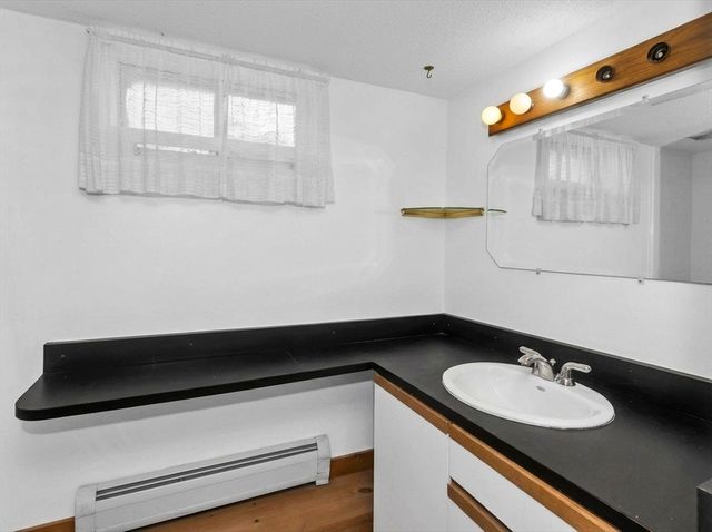 25 Ballard St, Easthampton, MA 01027