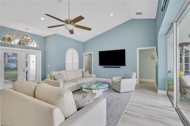 1092 Tivoli DR, Naples, FL 34104