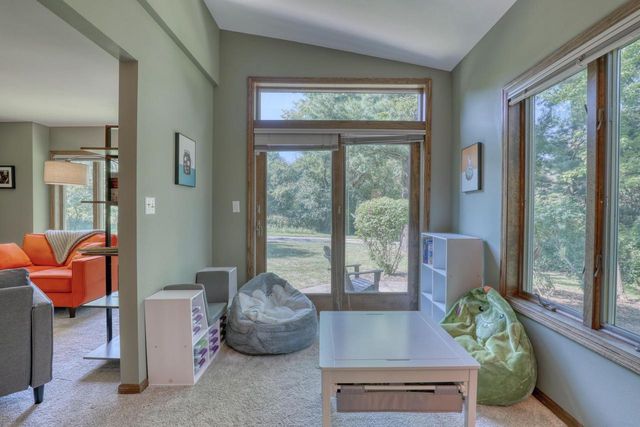 1248 N Lost Woods ROAD, Summit, WI 53066