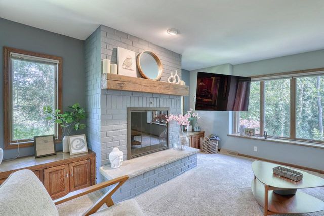 1248 N Lost Woods ROAD, Summit, WI 53066