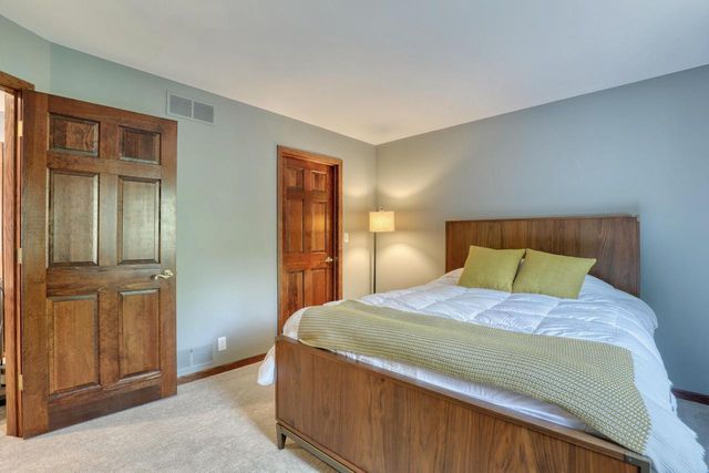 1248 N Lost Woods ROAD, Summit, WI 53066